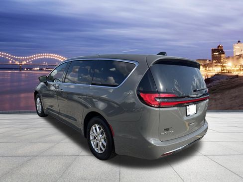 Used 2025 Chrysler Pacifica Select FWD image 3
