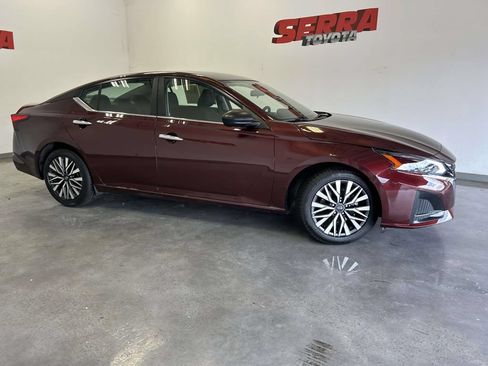 Used 2024 Nissan Altima 2.5 SV FWD image 2