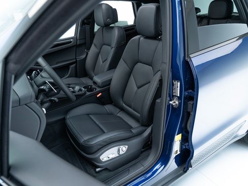 Certified 2024 Porsche Macan AWD/4WD image 5