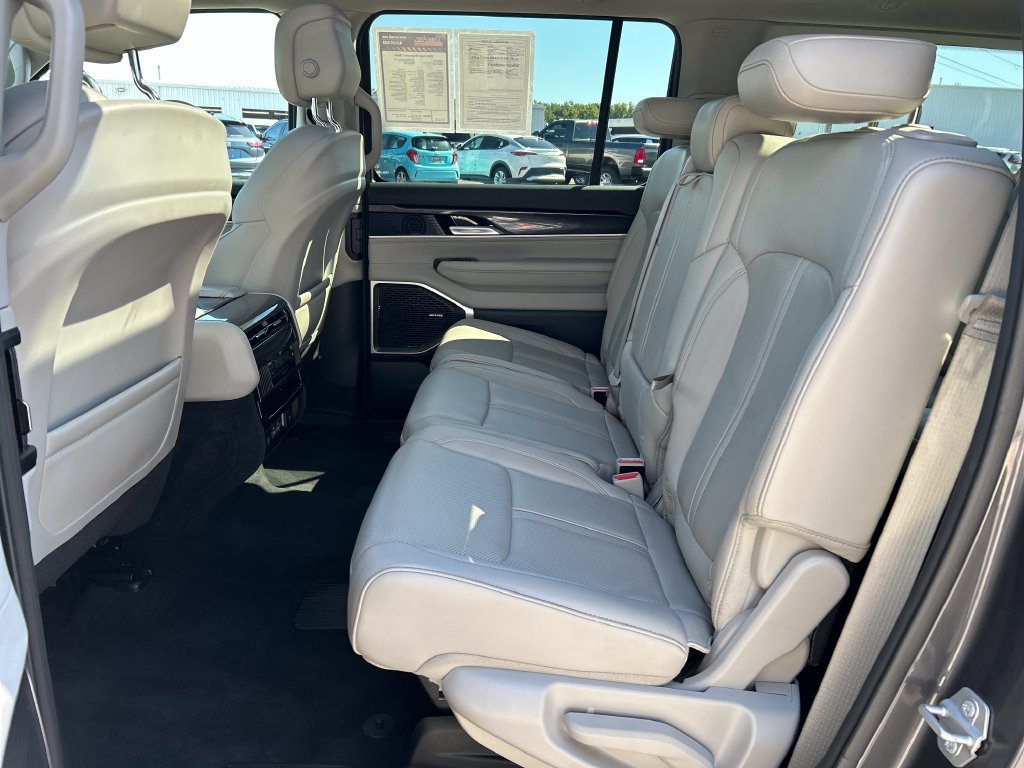 Used 2024 Jeep Wagoneer L 4WD w/ Premium Group I image 23