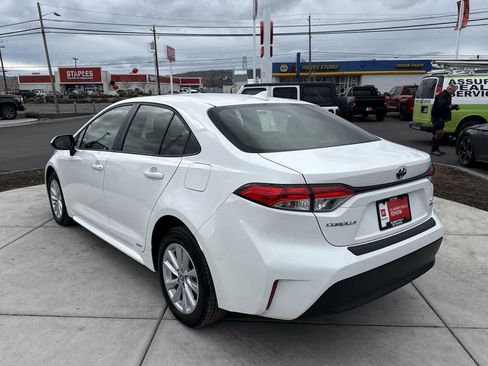 Used 2025 Toyota Corolla LE w/ LE Premium Package image 5