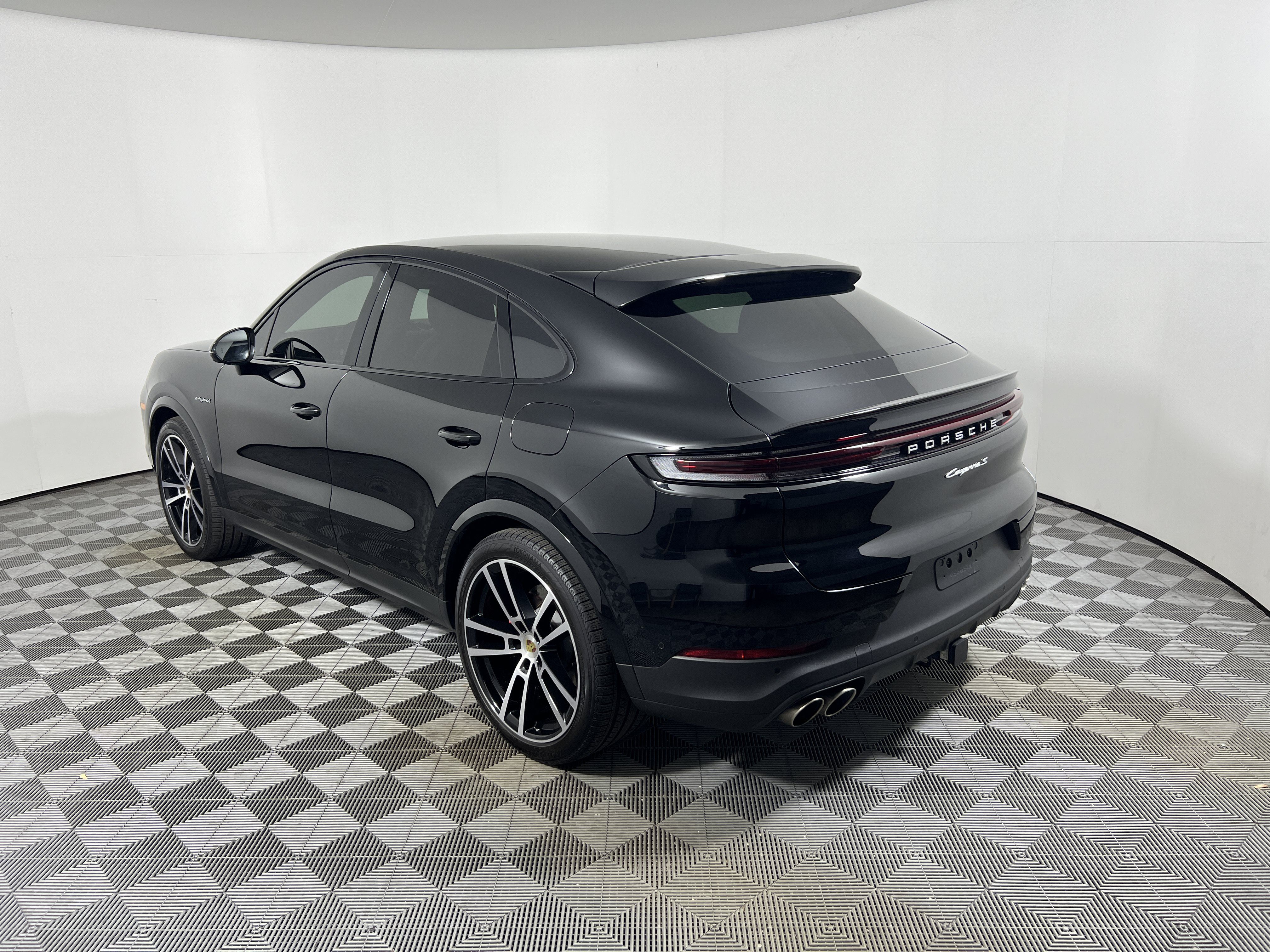Certified 2024 Porsche Cayenne S AWD/4WD image 3