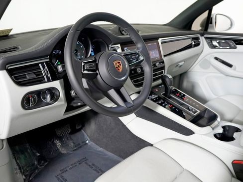 Certified 2023 Porsche Macan S image 4