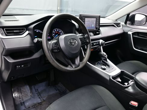 Used 2021 Toyota RAV4 LE image 12