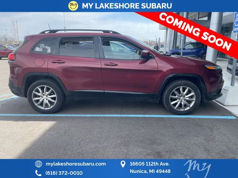 Used 2018 Jeep Cherokee Latitude AWD/4WD image 11