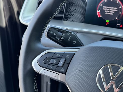 Certified 2025 Volkswagen Tiguan SE AWD/4WD image 18