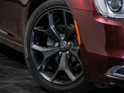 Used 2019 Chrysler 300 Touring RWD image 3