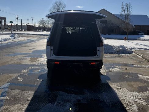 Used 2024 Jeep Wagoneer L Series II w/ Convenience Group I image 8