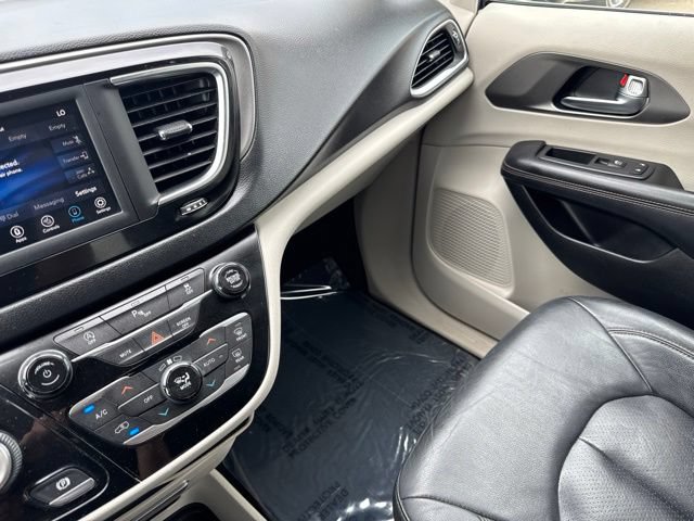 Used 2020 Chrysler Pacifica Touring-L FWD image 48