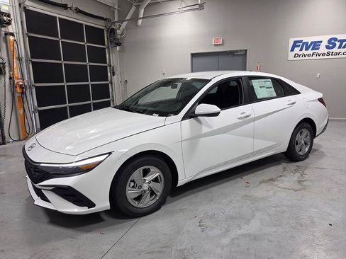 New 2026 Hyundai Elantra SE FWD image 3