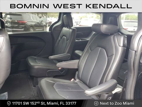 Used 2025 Chrysler Pacifica Select image 17