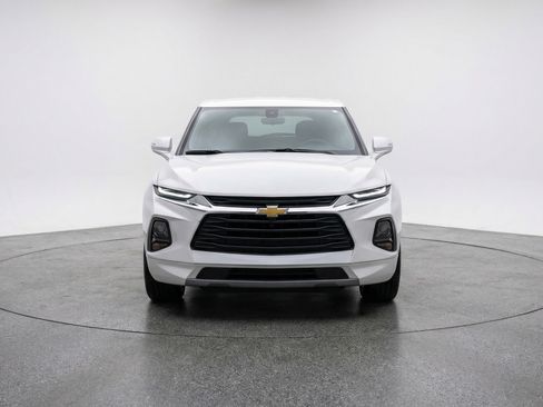 Used 2025 Chevrolet Blazer LT FWD image 2