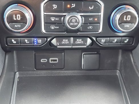 Used 2024 Chevrolet Suburban Premier w/ Premium Package 2 AWD/4WD image 19