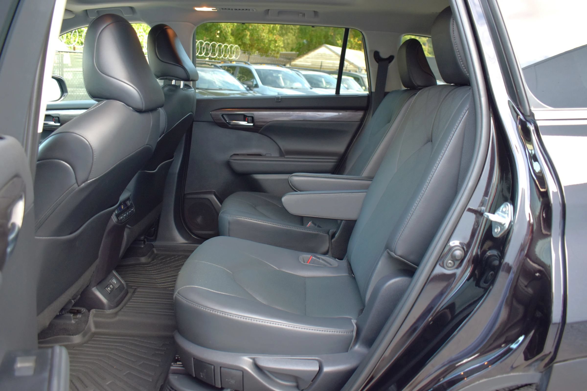 Used 2021 Toyota Highlander Platinum AWD/4WD image 28