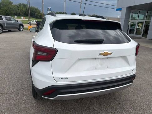 Used 2025 Chevrolet Trax LT FWD image 25