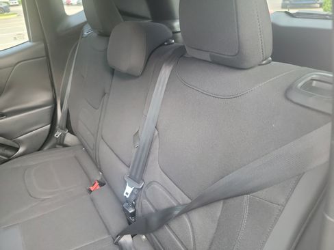 Used 2016 Jeep Renegade Latitude AWD/4WD image 9