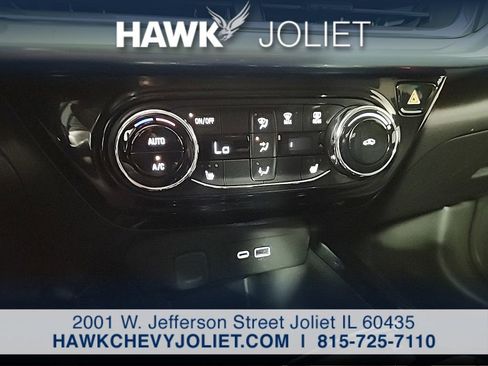 Used 2025 Chevrolet Trax LT w/ LT Convenience Package FWD image 17