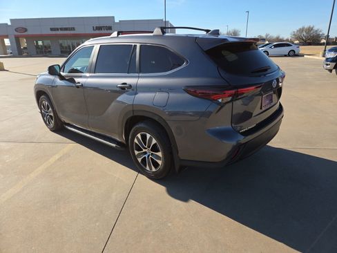 Used 2024 Toyota Highlander XLE image 7
