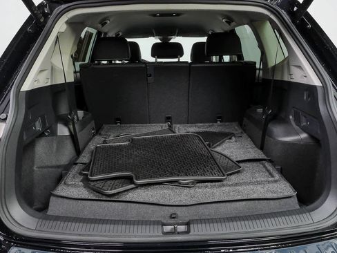 Certified 2024 Volkswagen Tiguan SE FWD image 31