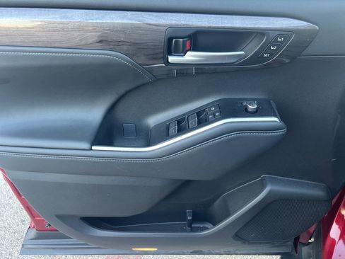 Used 2025 Toyota Highlander Platinum image 8
