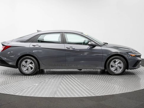 Used 2024 Hyundai Elantra SE FWD image 4