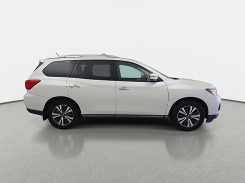 Used 2017 Nissan Pathfinder SV image 4