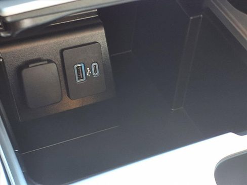 Used 2022 Ford Explorer XLT w/ Equipment Group 202A image 7