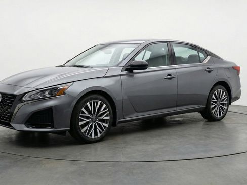 Used 2025 Nissan Altima 2.5 SV image 3