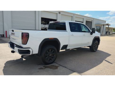 Used 2025 GMC Sierra 2500 AT4 image 8