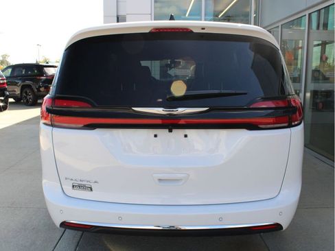 New 2026 Chrysler Pacifica Select image 8