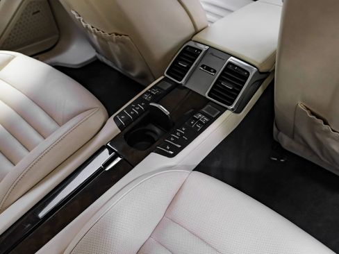 Used 2016 Porsche Panamera Turbo image 38