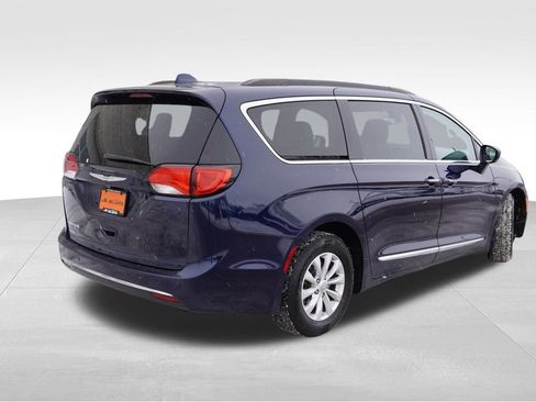 Certified 2017 Chrysler Pacifica Touring-L image 5