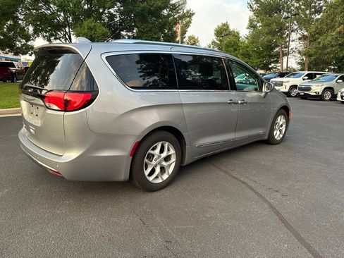 Used 2018 Chrysler Pacifica Touring-L Plus FWD image 5