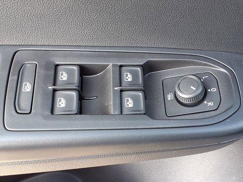 Certified 2024 Volkswagen Taos SE w/ Panoramic Sunroof Package image 16