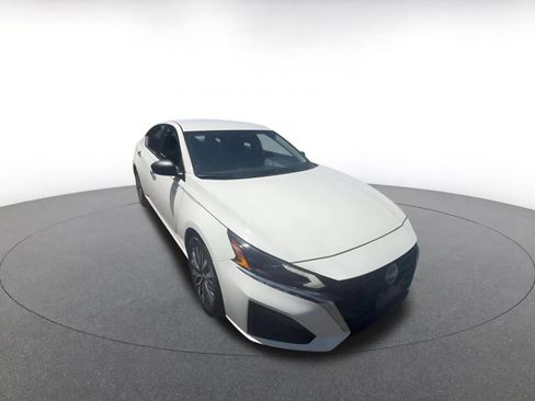 Used 2025 Nissan Altima 2.5 SV FWD image 3