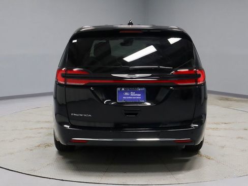 Used 2025 Chrysler Pacifica Select FWD image 9