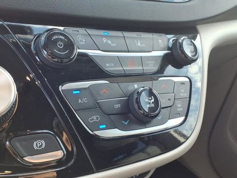 Used 2024 Chrysler Pacifica Touring-L image 14