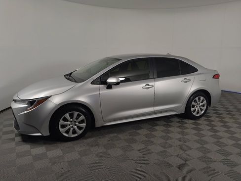Used 2022 Toyota Corolla LE FWD image 2