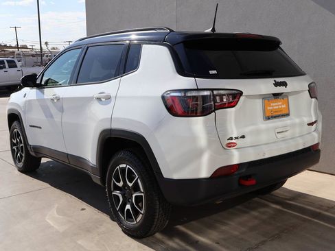 Used 2025 Jeep Compass Trailhawk AWD/4WD image 3