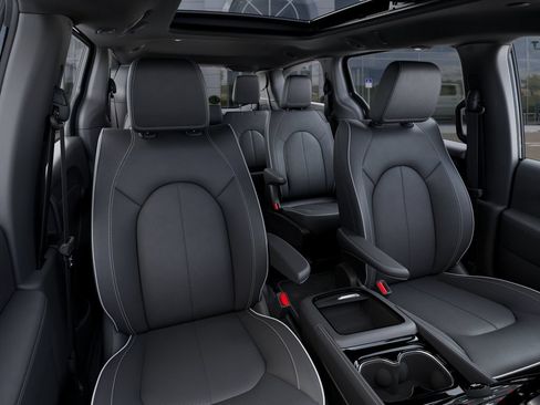 New 2027 Chrysler Pacifica Limited FWD image 16