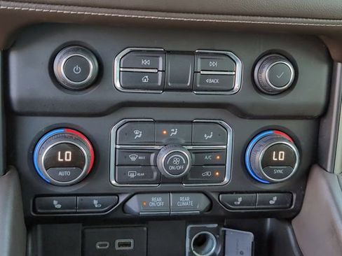 Used 2021 Chevrolet Tahoe Z71 w/ Luxury Package image 19