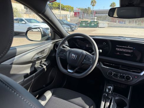 Used 2025 Buick Envista Preferred image 32