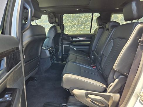 Used 2024 Jeep Wagoneer 4WD w/ Premium Group I image 38