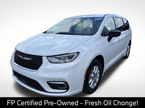 Used 2025 Chrysler Pacifica Select image 5