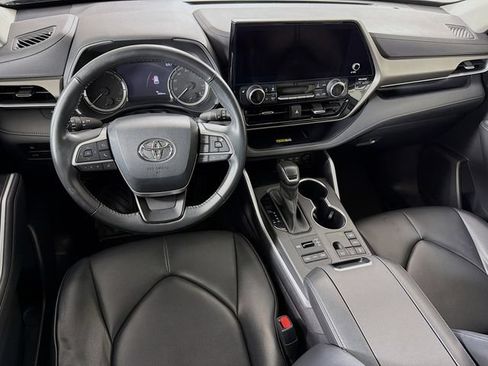 Used 2023 Toyota Highlander XLE AWD/4WD image 29