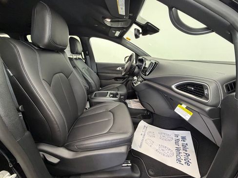 New 2026 Chrysler Pacifica Select AWD/4WD image 11