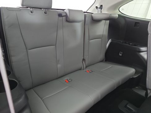 Used 2023 Toyota Highlander Limited FWD image 12