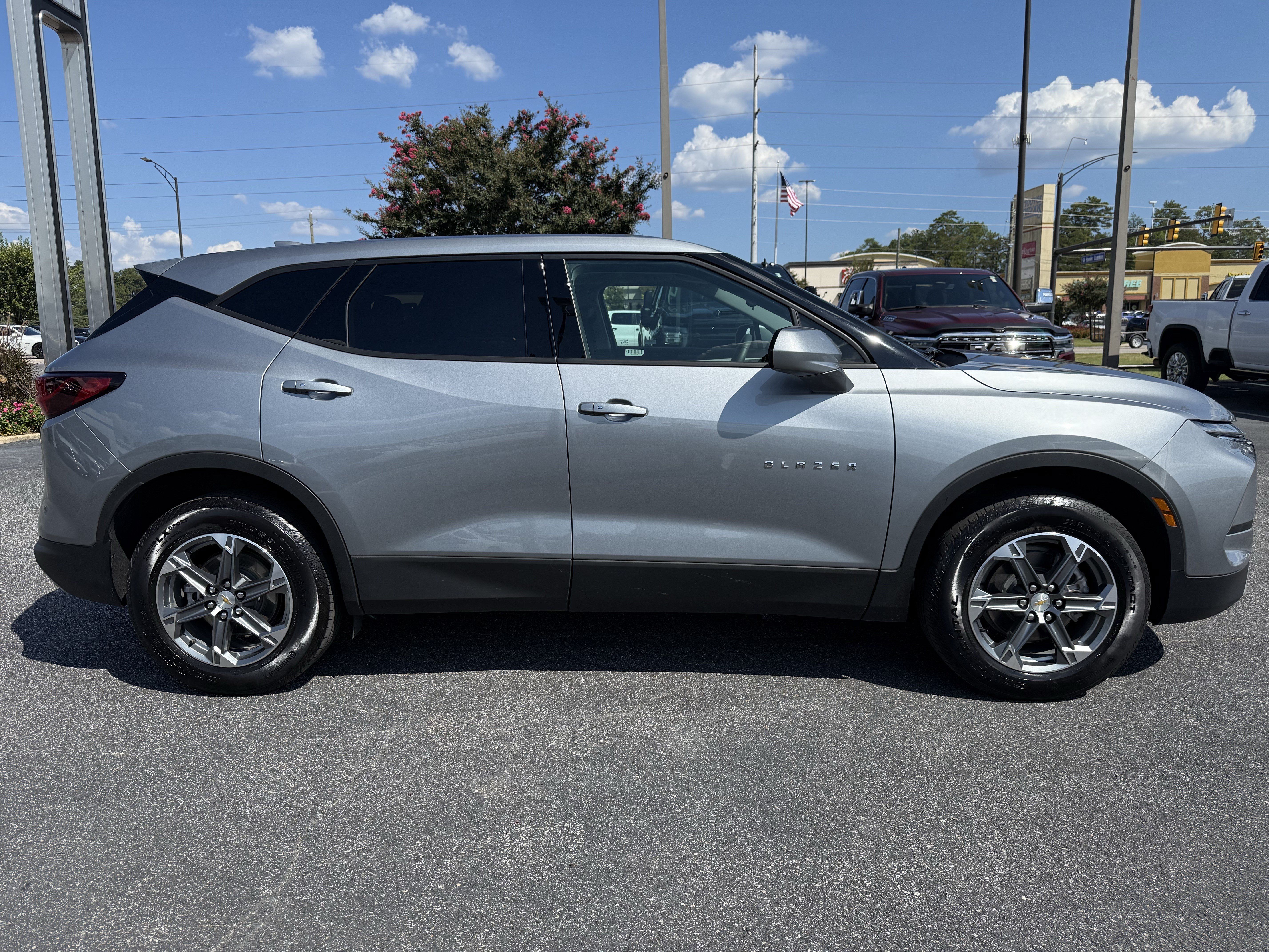 Used 2025 Chevrolet Blazer LT FWD image 11