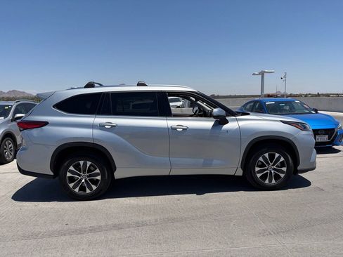 Used 2020 Toyota Highlander XLE FWD image 3