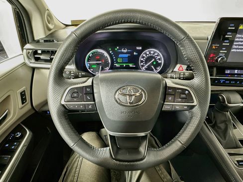 Used 2024 Toyota Sienna Limited AWD/4WD image 11